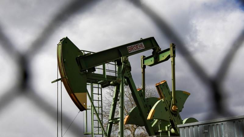 النفط يقفز 4% بعد غارات أمريكية جديدة على إيران وبرنت يتجاوز 94 دولارًا