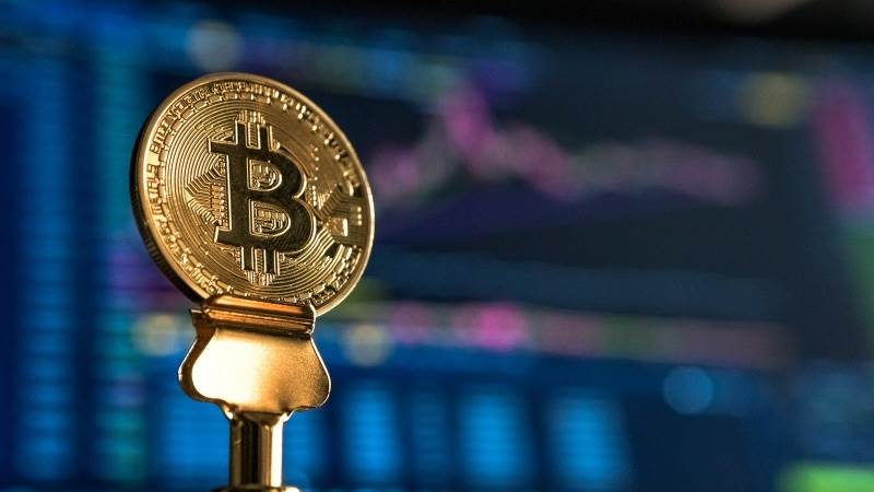 البيتكوين يواصل الانخفاض ويهبط إلى ما دون 90 ألف دولار