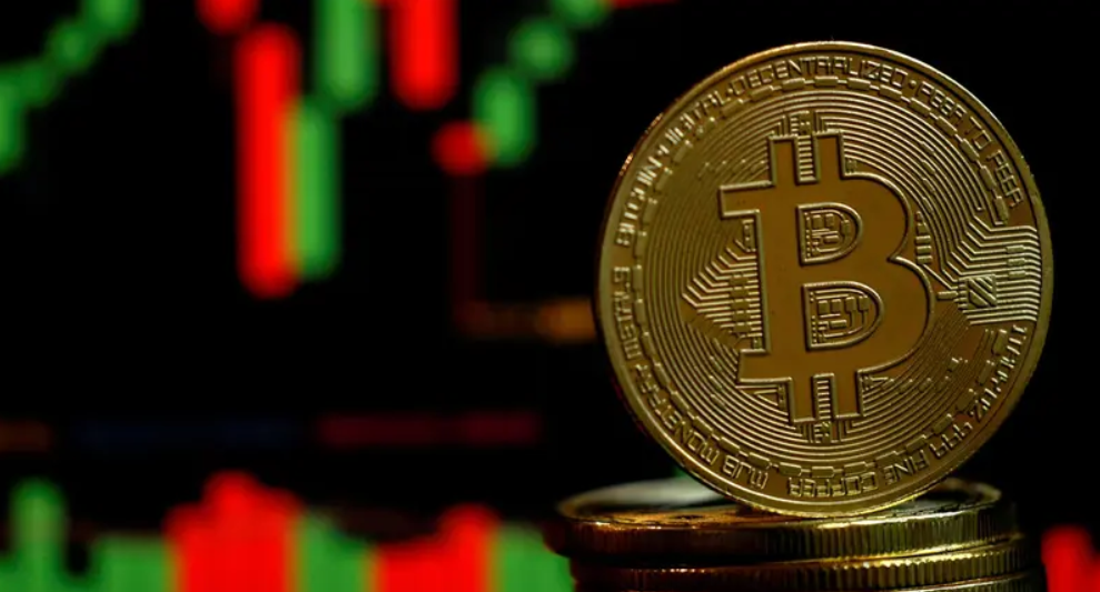 بيتكوين تتراجع إلى 77 ألف دولار قرب أدنى مستوى في 10 أشهر وسط ضغوط بيع قوية